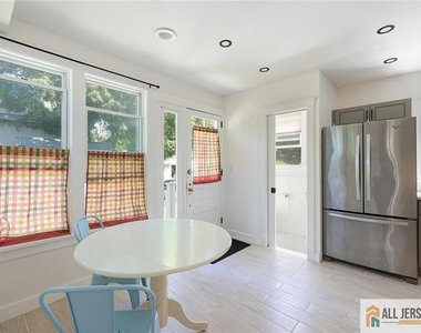 101 S 4th Avenue - Photo Thumbnail 13