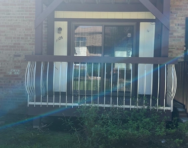 1105 N Oaks Boulevard N - Photo Thumbnail 16