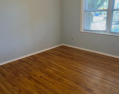 1105 N Oaks Boulevard N - Photo Thumbnail 12