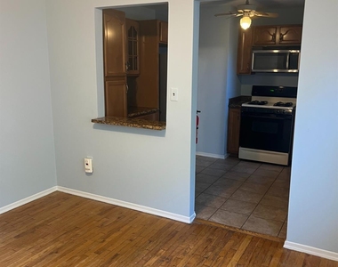 1105 N Oaks Boulevard N - Photo Thumbnail 3