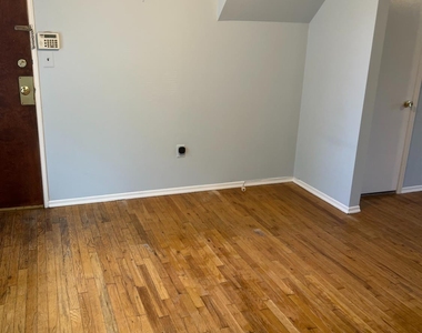 1105 N Oaks Boulevard N - Photo Thumbnail 10