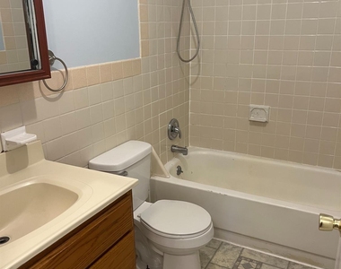 1105 N Oaks Boulevard N - Photo Thumbnail 7