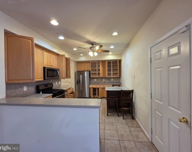 808 Monument Avenue - Photo Thumbnail 3