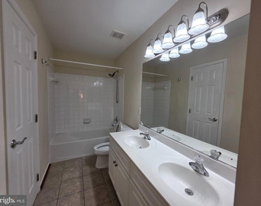 808 Monument Avenue - Photo Thumbnail 7
