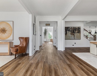 7082 Saint Hill Court - Photo Thumbnail 3