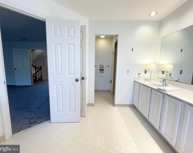 6319 Chaucer View Circle - Photo Thumbnail 16