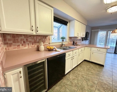6319 Chaucer View Circle - Photo Thumbnail 9