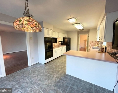 6319 Chaucer View Circle - Photo Thumbnail 10