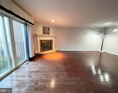 6319 Chaucer View Circle - Photo Thumbnail 8