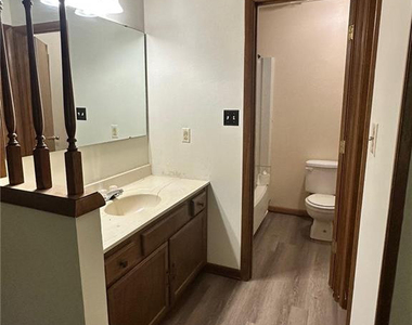402 Michie Place - Photo Thumbnail 7