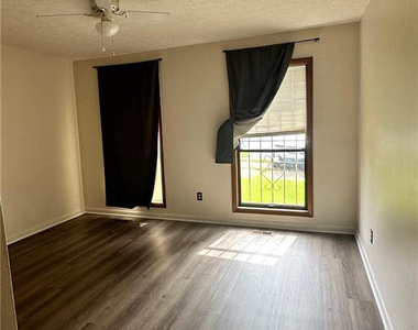 402 Michie Place - Photo Thumbnail 8