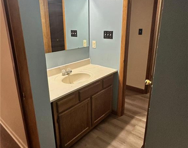 402 Michie Place - Photo Thumbnail 9