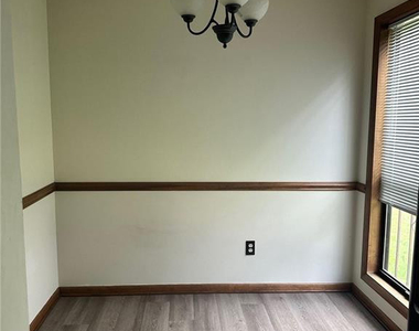 402 Michie Place - Photo Thumbnail 4
