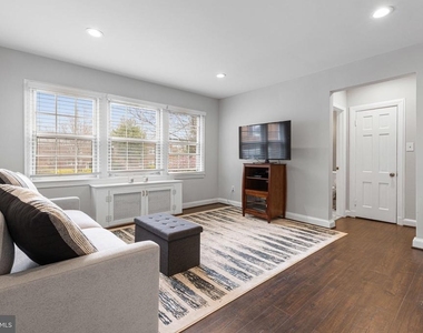 1804 W Abingdon Drive - Photo Thumbnail 2