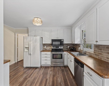 8501 Shadow Wood Place - Photo Thumbnail 10