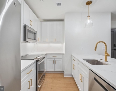 135 S 19th Street - Photo Thumbnail 3