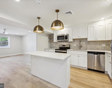 704 S Adams Street - Photo Thumbnail 4