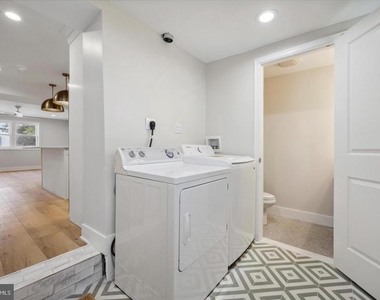 704 S Adams Street - Photo Thumbnail 6