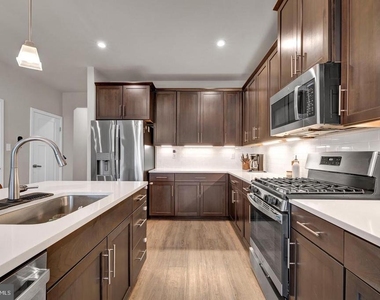 14 Pratt Lane - Photo Thumbnail 8