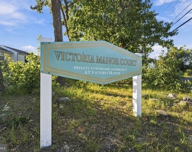 8 Victoria Manor Court - Photo Thumbnail 3