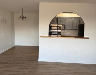 404 Barclay Towers - Photo Thumbnail 2