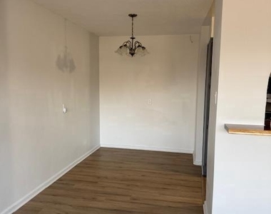 404 Barclay Towers - Photo Thumbnail 4