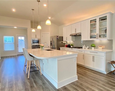 15700 Apex Pl - Photo Thumbnail 9