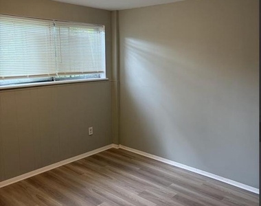 828 Booker Place - Photo Thumbnail 8