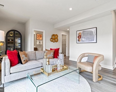 6923 Gladebrook Road - Photo Thumbnail 4