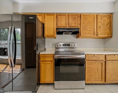 9514 Fox Run Drive - Photo Thumbnail 13