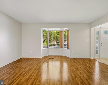 9514 Fox Run Drive - Photo Thumbnail 7