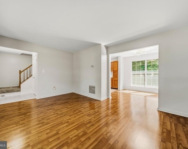 9514 Fox Run Drive - Photo Thumbnail 6