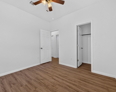 430 Twisted Oaks Ln - Photo Thumbnail 18