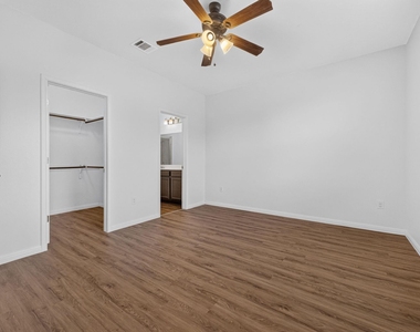 430 Twisted Oaks Ln - Photo Thumbnail 15