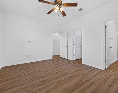 430 Twisted Oaks Ln - Photo Thumbnail 13