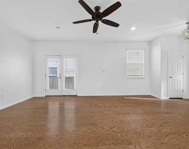430 Twisted Oaks Ln - Photo Thumbnail 3