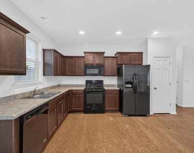 430 Twisted Oaks Ln - Photo Thumbnail 8