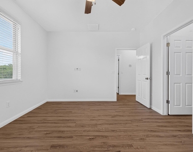 430 Twisted Oaks Ln - Photo Thumbnail 12