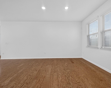 430 Twisted Oaks Ln - Photo Thumbnail 17