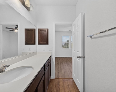 430 Twisted Oaks Ln - Photo Thumbnail 22