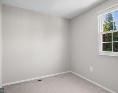 7807 Breezy Down Terrace - Photo Thumbnail 18
