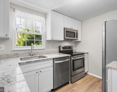 7807 Breezy Down Terrace - Photo Thumbnail 10