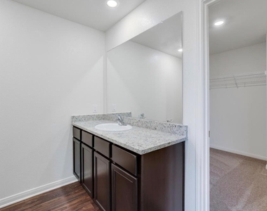 301 Crescent Park Dr - Photo Thumbnail 6