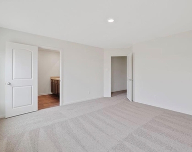301 Crescent Park Dr - Photo Thumbnail 5