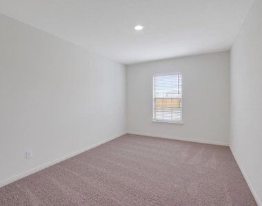 301 Crescent Park Dr - Photo Thumbnail 11