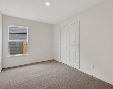 301 Crescent Park Dr - Photo Thumbnail 8