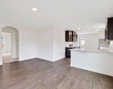 301 Crescent Park Dr - Photo Thumbnail 3