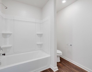 301 Crescent Park Dr - Photo Thumbnail 7