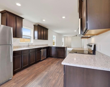 301 Crescent Park Dr - Photo Thumbnail 4