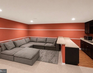 728 Falcon Lane - Photo Thumbnail 21
